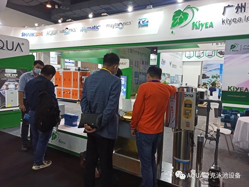 客戶在咨詢愛克工作人員 客戶在咨詢愛克工作人員