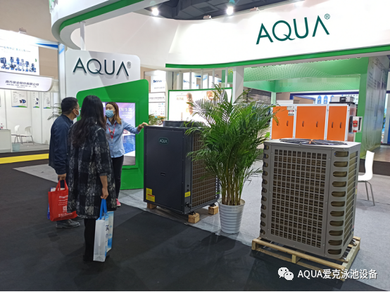 愛克工作人員在向參展觀眾介紹愛克熱泵 愛克工作人員在向參展觀眾介紹愛克熱泵