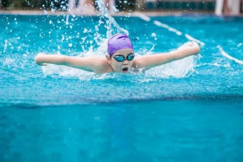 一個適合孩子們游泳鍛煉的泳池