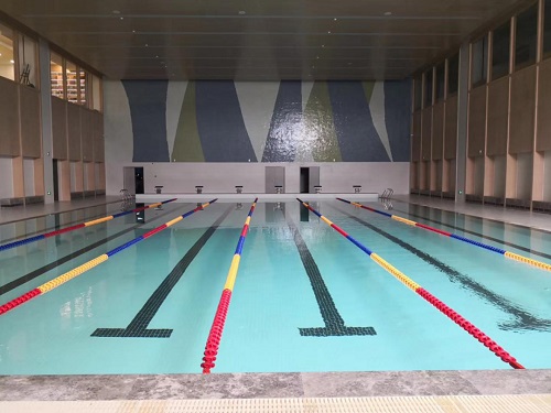 郫縣犀浦校區恒溫泳池在調試，池水清澈見底，舒適宜人